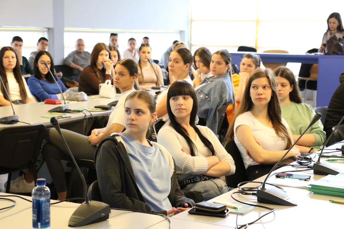 Информационна кампания за кандидатстване на лица от български произход, живеещи в чужбина за обучение в български висши училища по ПМС 103/1993 г.